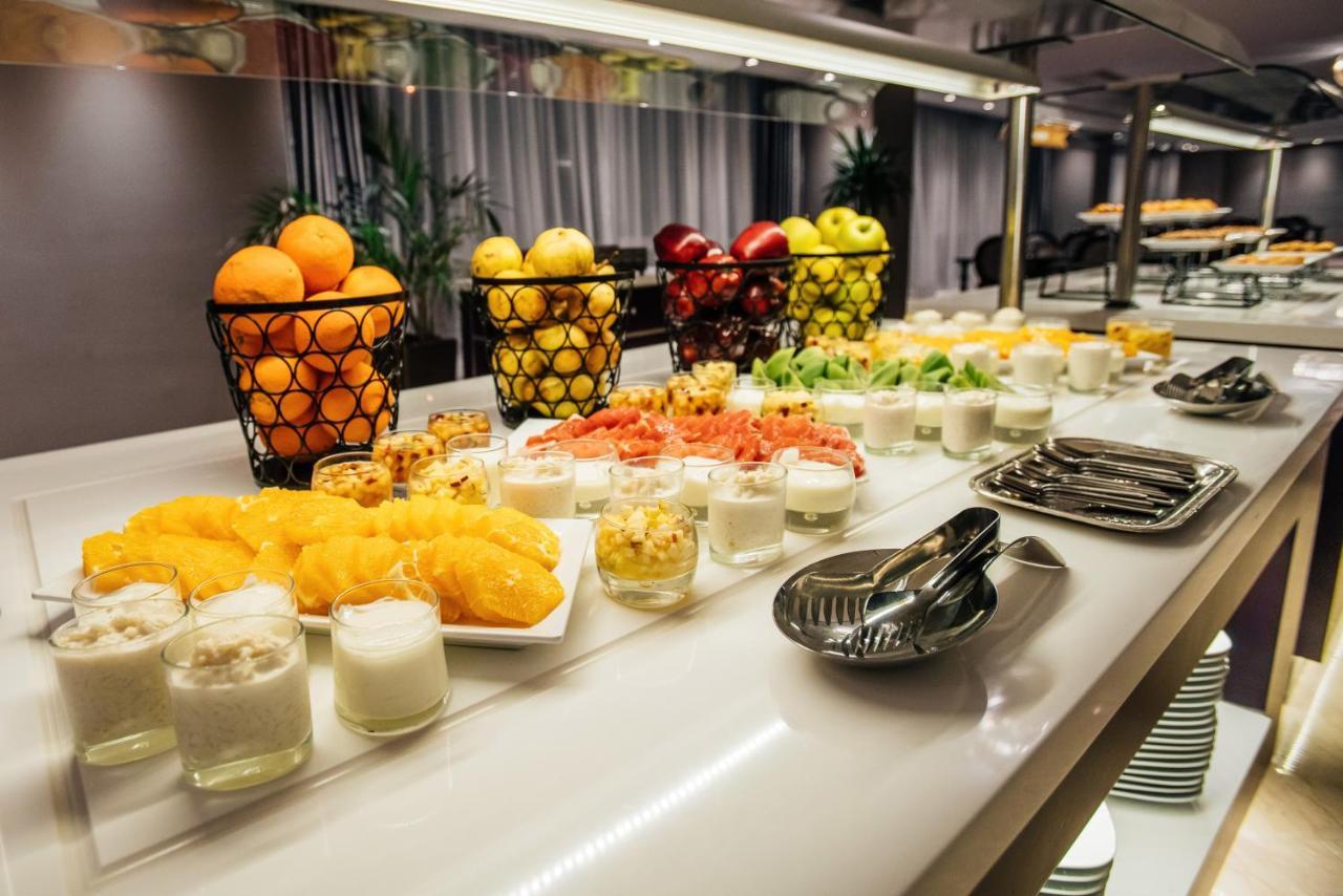 Grand Mogador City Center Casablanca Eksteriør billede A buffet of fruit and yogurt
