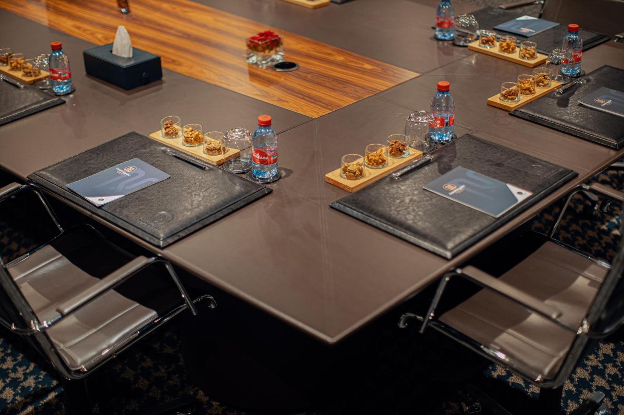 Grand Mogador City Center Casablanca Eksteriør billede Meeting room at the hotel
