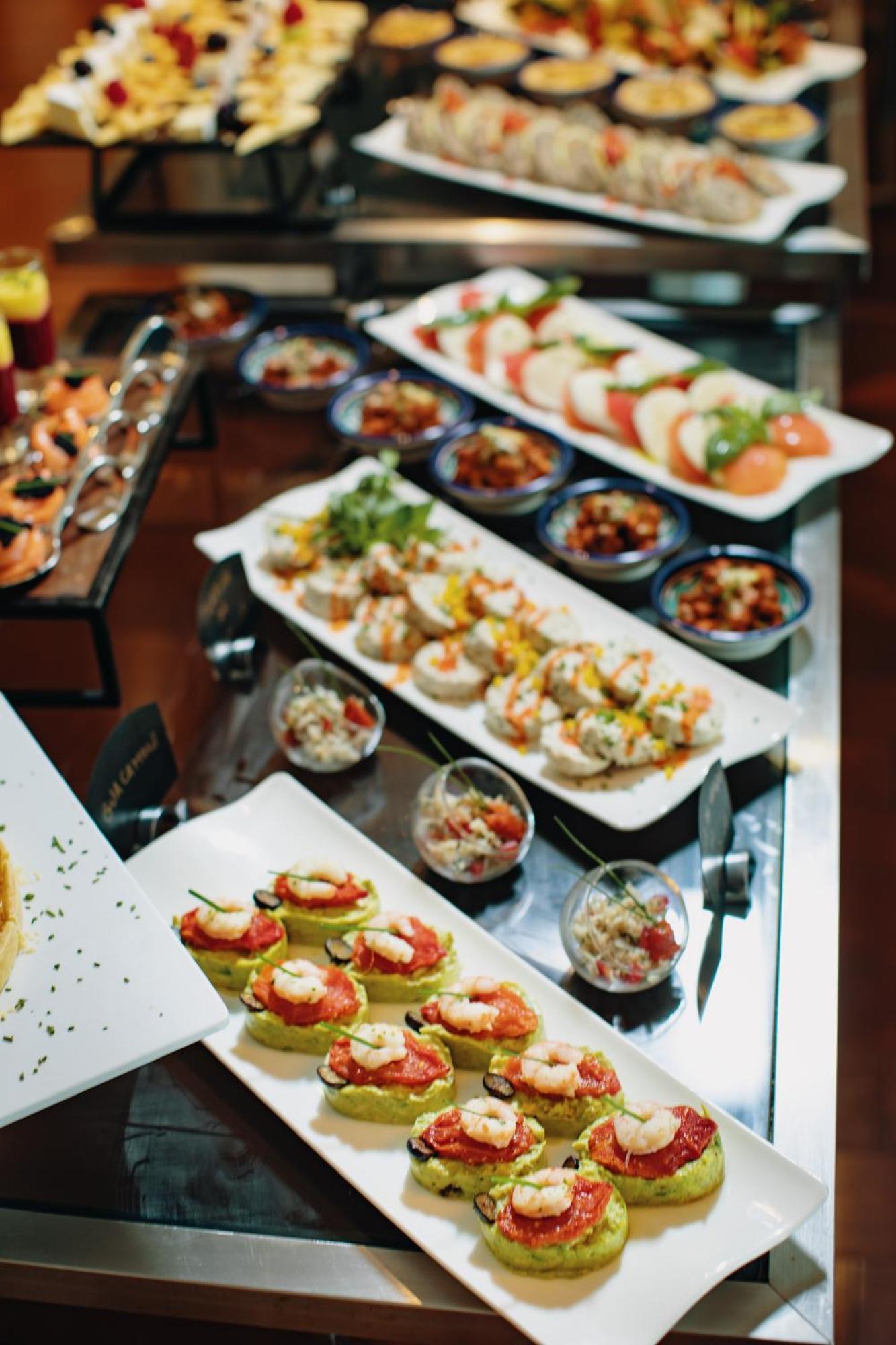 Grand Mogador City Center Casablanca Eksteriør billede A buffet of various salads