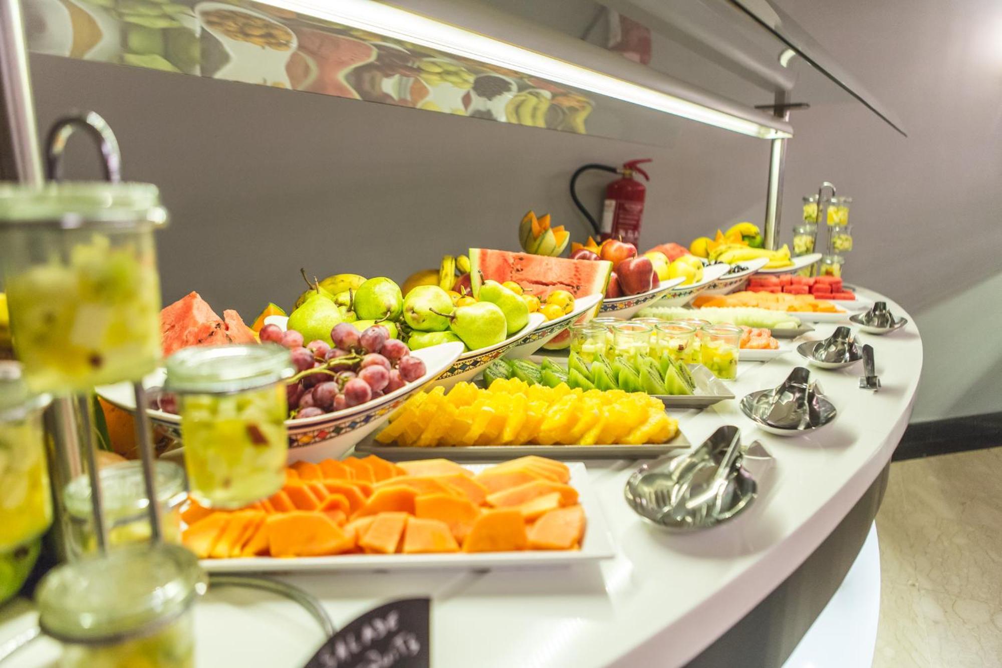 Grand Mogador City Center Casablanca Eksteriør billede A fruit salad bar