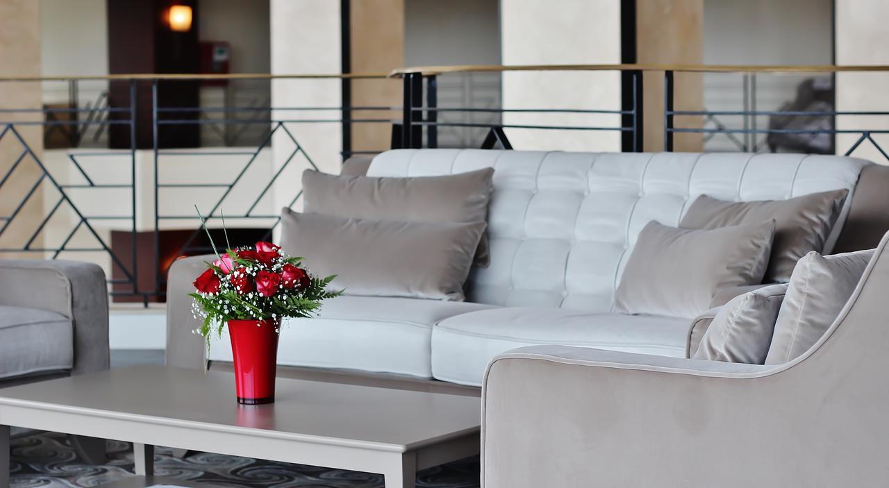 Grand Mogador City Center Casablanca Eksteriør billede A sofa