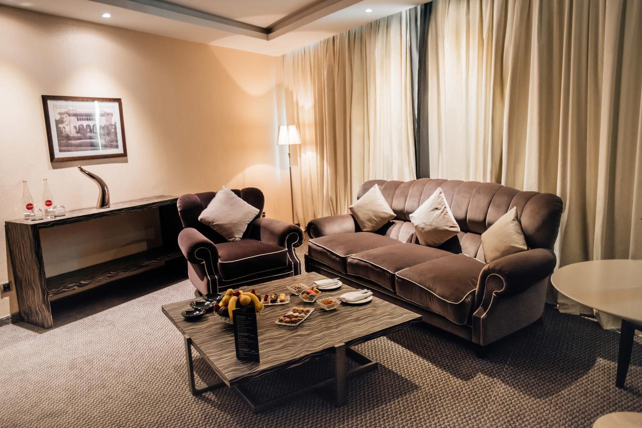 Grand Mogador City Center Casablanca Eksteriør billede A living room in a suite at the hotel